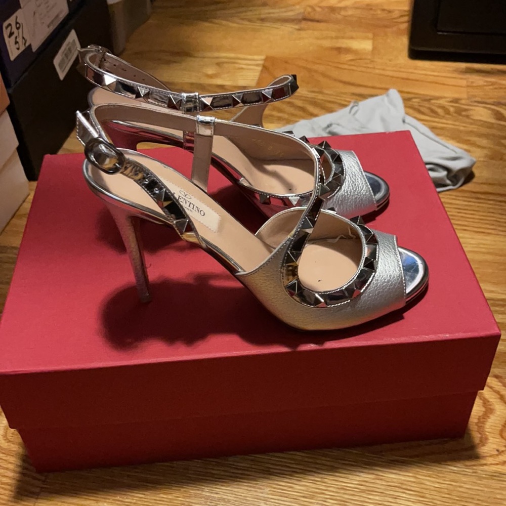 Valentino - Picture 2 of 5